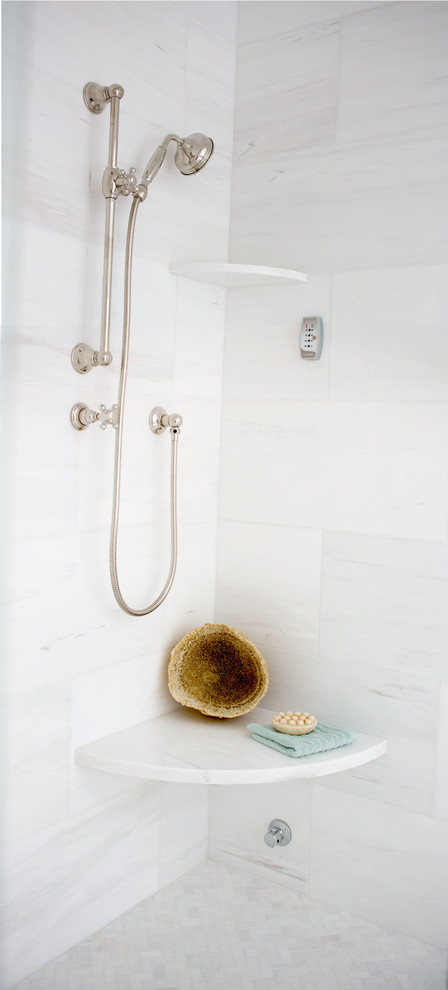 Пример оригинального дизайна: большая главная ванная комната в морском стиле с фасадами с утопленной филенкой, белыми фасадами, накладной ванной, белой плиткой, каменной плиткой, зелеными стенами, мраморным полом и мраморной столешницей