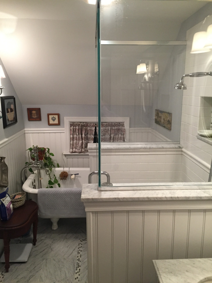 Exempel på ett litet klassiskt en-suite badrum, med ett badkar med tassar, en dusch i en alkov, en toalettstol med separat cisternkåpa, vit kakel, keramikplattor, grå väggar, marmorgolv, ett konsol handfat, grått golv och dusch med gångjärnsdörr