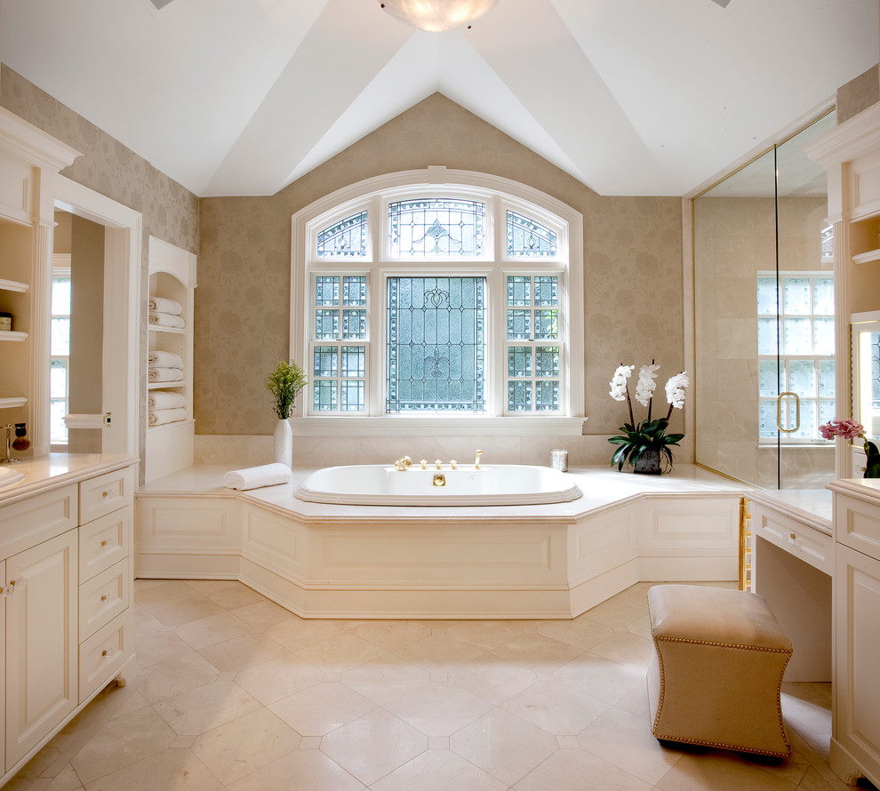 Immagine di una stanza da bagno chic con ante con bugna sagomata, ante bianche, vasca da incasso e doccia alcova