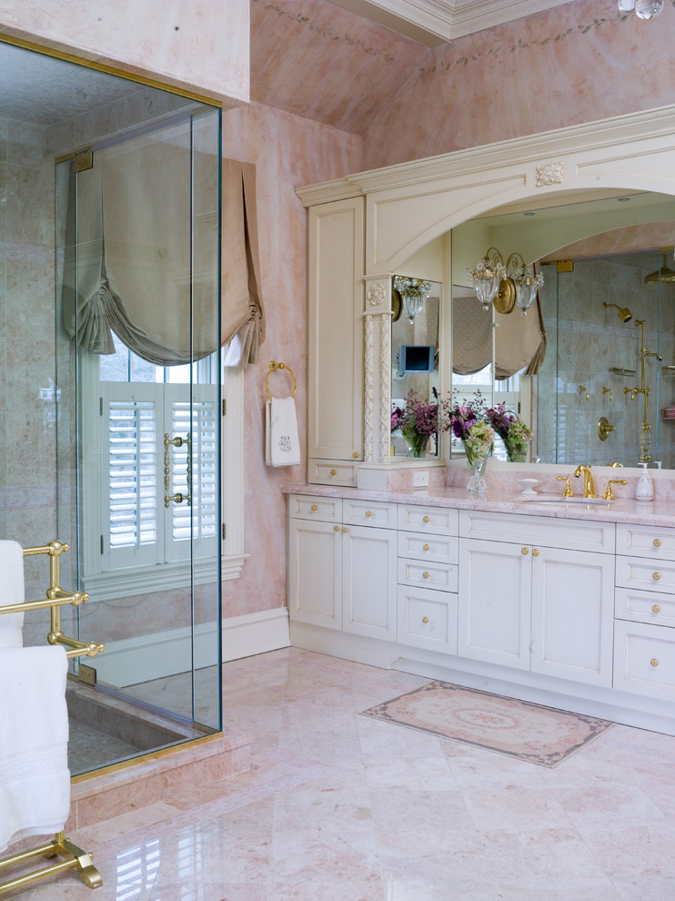 На фото: ванная комната в классическом стиле с душем в нише, розовыми стенами, мраморным полом и розовым полом