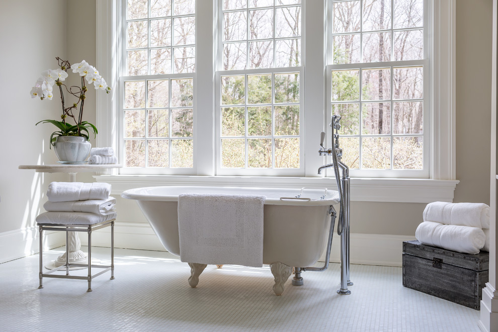 Foto di una stanza da bagno padronale classica con vasca con piedi a zampa di leone, pareti grigie, pavimento con piastrelle a mosaico e pavimento bianco