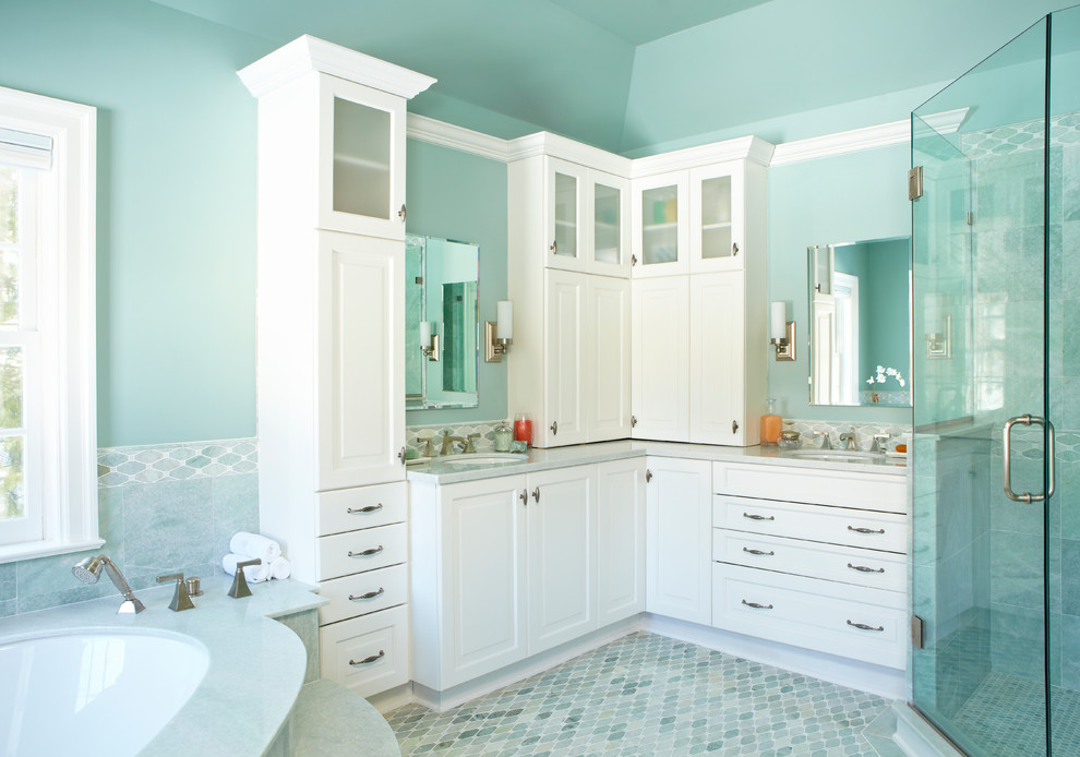 Foto på ett stort vintage en-suite badrum, med luckor med upphöjd panel, vita skåp, en hörndusch, blå kakel, grå kakel, blå väggar, mosaikgolv och ett undermonterad handfat