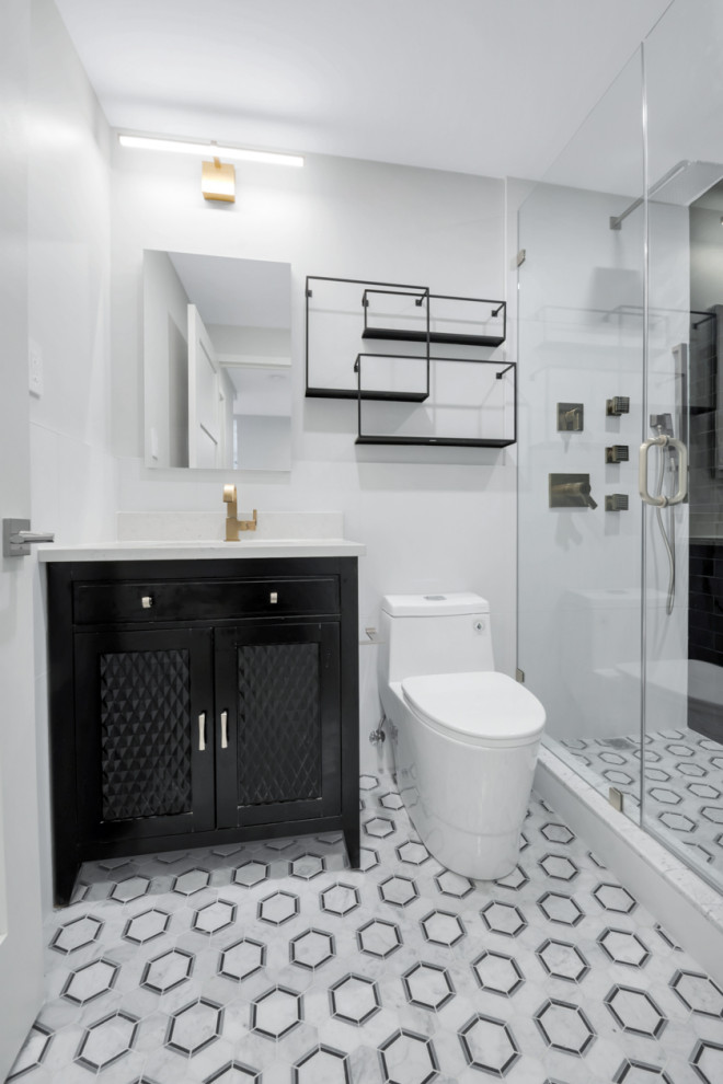 На фото: большая главная ванная комната в стиле модернизм с фасадами островного типа, коричневыми фасадами, открытым душем, унитазом-моноблоком, белой плиткой, керамогранитной плиткой, белыми стенами, полом из мозаичной плитки, накладной раковиной, столешницей из искусственного кварца, белым полом, душем с распашными дверями, белой столешницей, тумбой под одну раковину и напольной тумбой