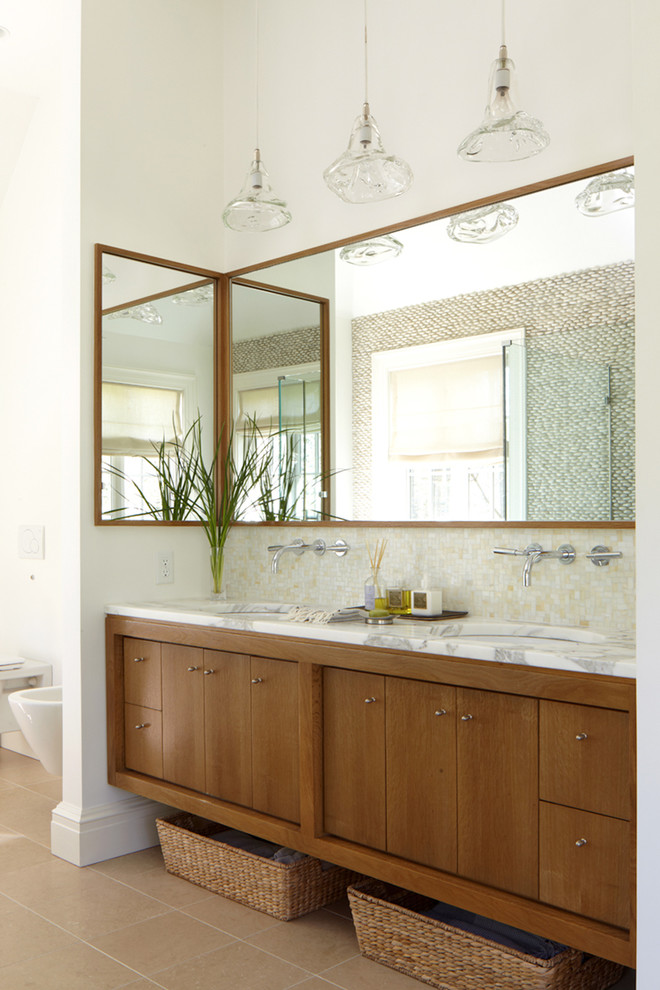 Inspiration pour une salle de bain design en bois foncé avec un placard à porte plane, un carrelage beige, mosaïque, un mur blanc, un lavabo encastré et un sol beige.