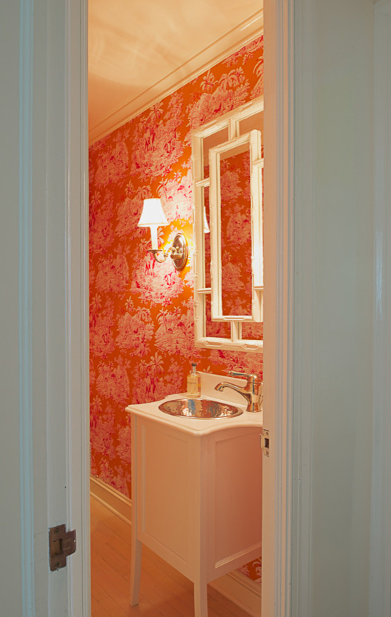 ニューヨークにある小さなエクレクティックスタイルのおしゃれなトイレ・洗面所 (オーバーカウンターシンク、家具調キャビネット、白いキャビネット、大理石の洗面台、淡色無垢フローリング) の写真