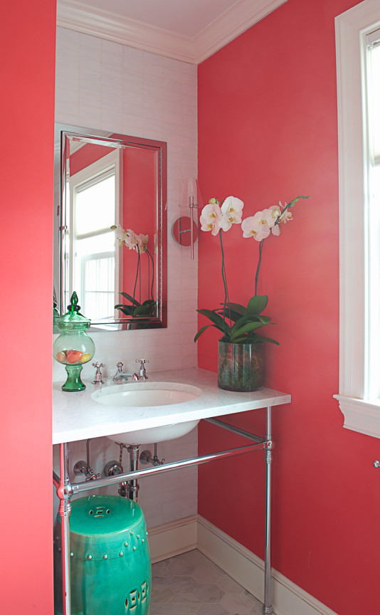 Стильный дизайн: ванная комната среднего размера в стиле фьюжн с врезной раковиной, мраморной столешницей, белой плиткой, плиткой кабанчик, розовыми стенами и полом из сланца - последний тренд