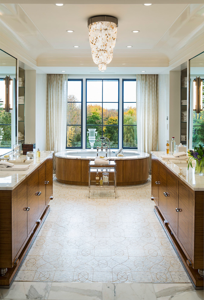 Источник вдохновения для домашнего уюта: главная ванная комната в стиле неоклассика (современная классика) с фасадами цвета дерева среднего тона, полновстраиваемой ванной, врезной раковиной, окном и плоскими фасадами