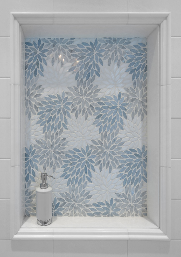 Esempio di una stanza da bagno con doccia classica di medie dimensioni con piastrelle bianche, piastrelle a mosaico, pareti bianche, pavimento in marmo e pavimento bianco