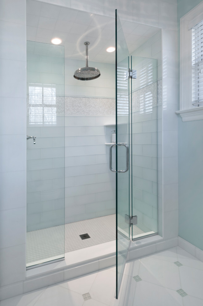 Diseño de cuarto de baño tradicional de tamaño medio con baldosas y/o azulejos blancos, baldosas y/o azulejos en mosaico, paredes blancas, suelo de mármol, aseo y ducha y suelo blanco