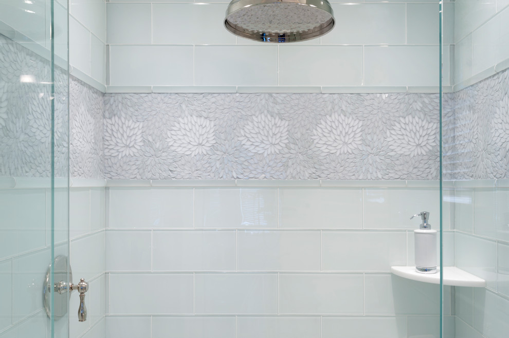 Idéer för mellanstora vintage badrum med dusch, med vit kakel, glaskakel, vita väggar, marmorgolv och vitt golv