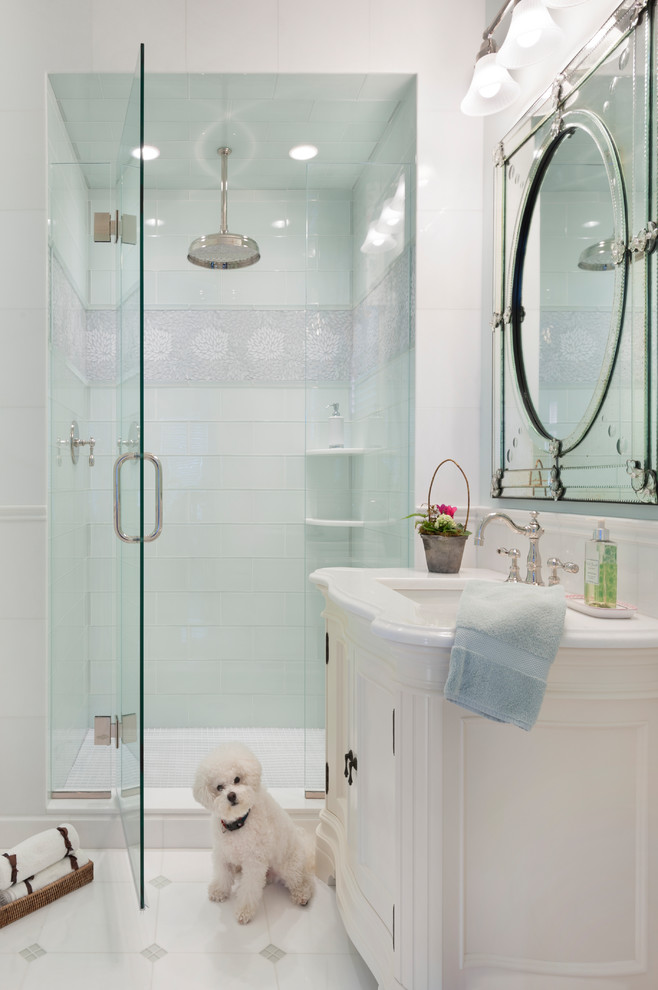 Imagen de cuarto de baño clásico de tamaño medio con baldosas y/o azulejos blancos, baldosas y/o azulejos de vidrio, paredes blancas, suelo de mármol, aseo y ducha y suelo blanco
