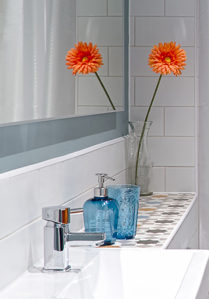 Kleines Modernes Duschbad mit flächenbündigen Schrankfronten, weißen Schränken, offener Dusche, Wandtoilette, farbigen Fliesen, Keramikfliesen, blauer Wandfarbe, Keramikboden, integriertem Waschbecken und gefliestem Waschtisch in Hampshire