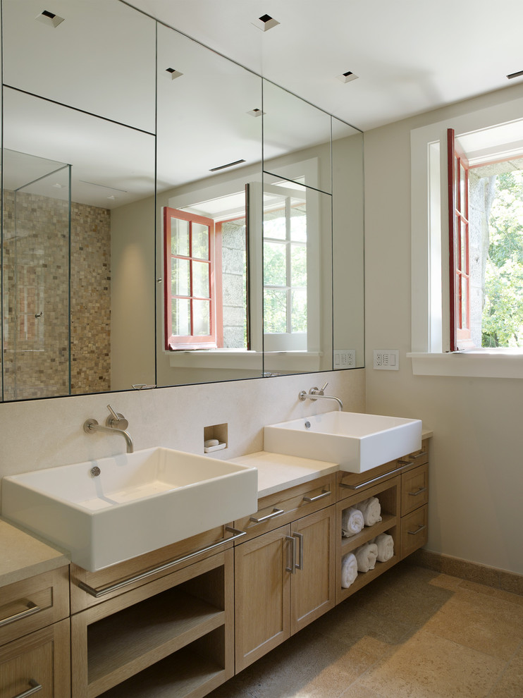 Ejemplo de cuarto de baño rectangular contemporáneo con lavabo sobreencimera