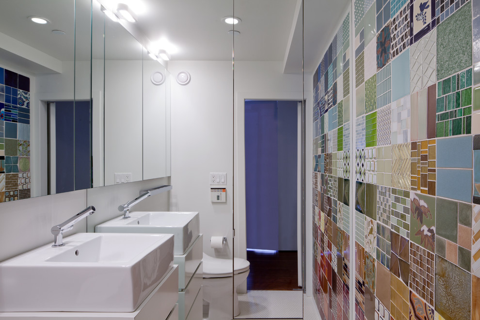 Example of a minimalist bathroom design in New York with a vessel sink