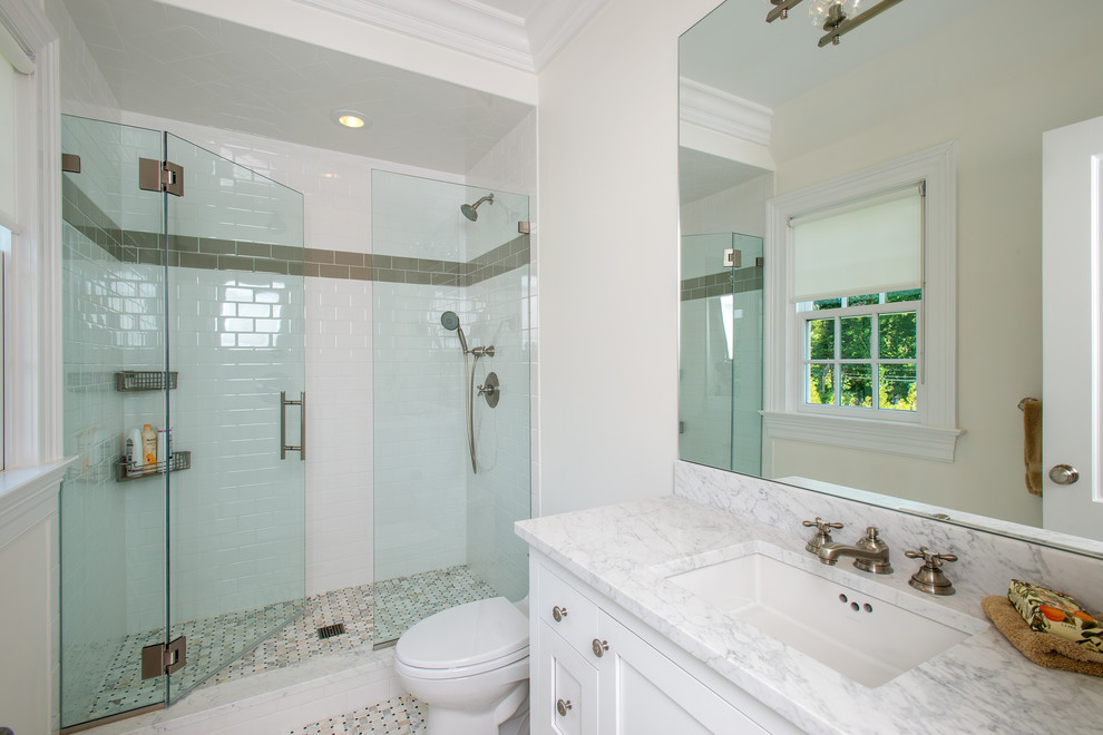 Foto di una stanza da bagno classica con ante in stile shaker, ante bianche, doccia alcova, piastrelle di marmo, pareti bianche, pavimento in marmo, lavabo sottopiano e top in marmo