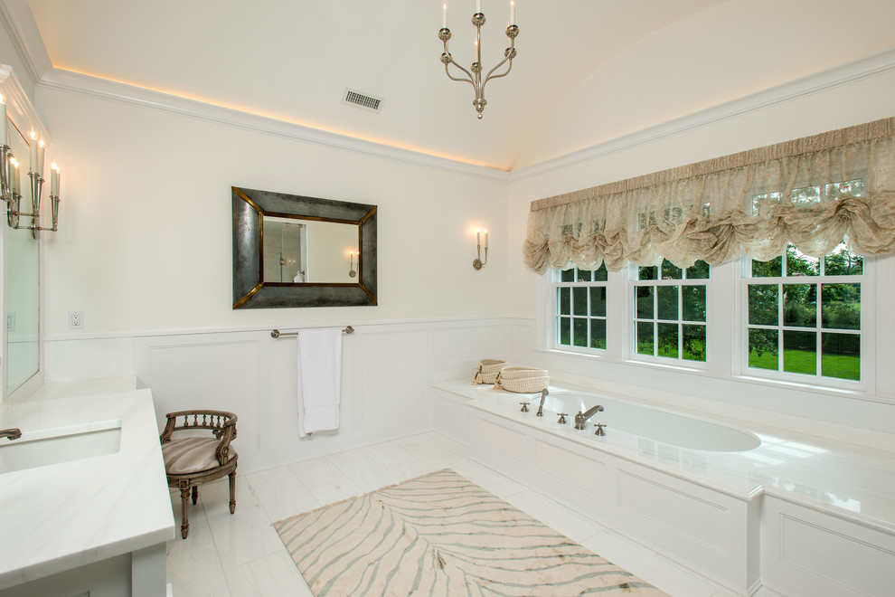 Klassisches Badezimmer mit Whirlpool, Marmorfliesen, weißer Wandfarbe, Marmorboden, Unterbauwaschbecken und Marmor-Waschbecken/Waschtisch in New York
