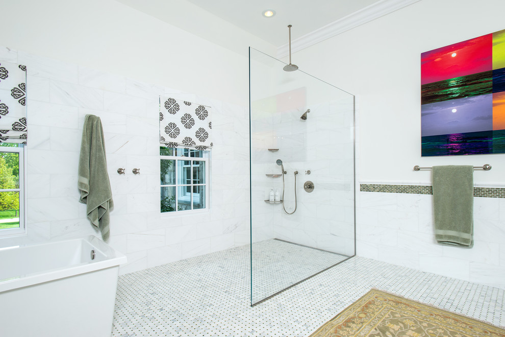 Foto di una stanza da bagno classica con ante lisce, ante marroni, vasca freestanding, doccia aperta, piastrelle di marmo, pareti bianche, pavimento in marmo, lavabo sottopiano e top in marmo
