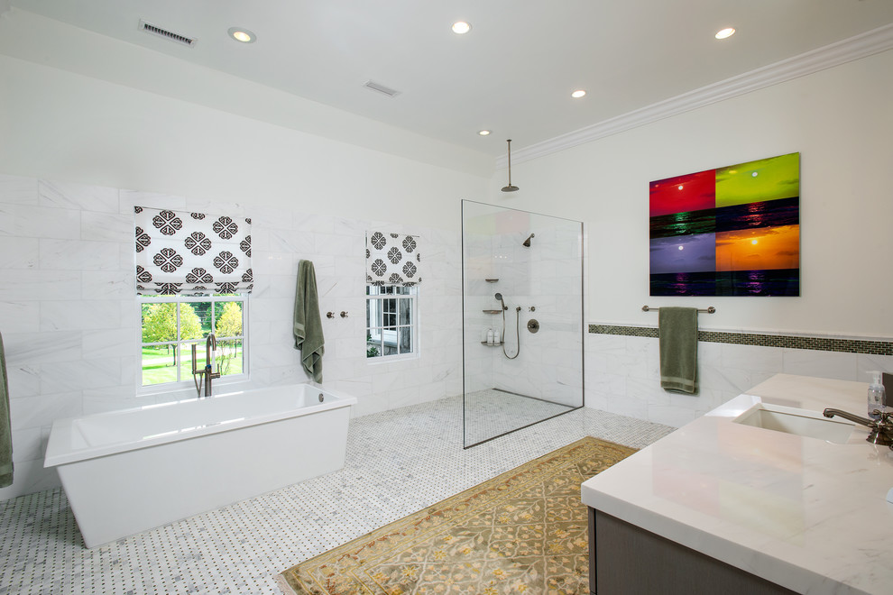 Idéer för att renovera ett vintage badrum, med släta luckor, bruna skåp, ett fristående badkar, en öppen dusch, marmorkakel, vita väggar, marmorgolv, ett undermonterad handfat och marmorbänkskiva