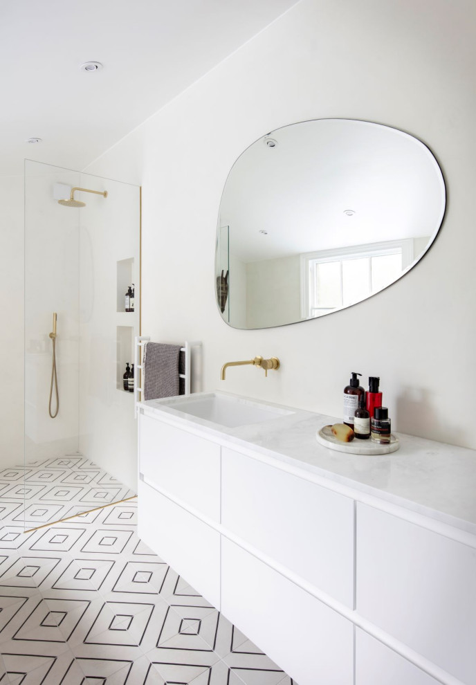 На фото: ванная комната в современном стиле с белыми стенами с