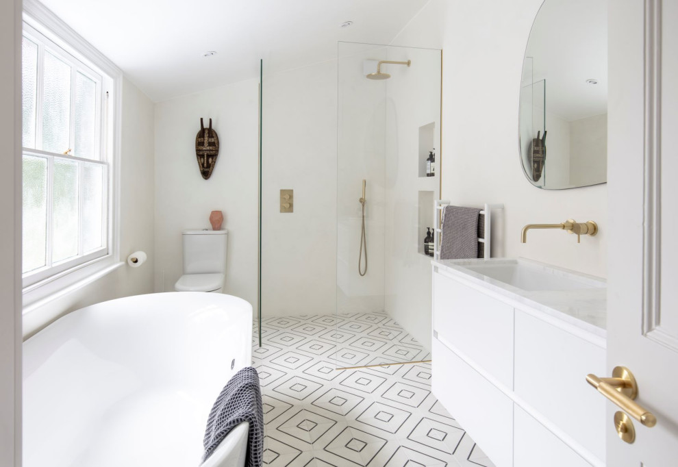 Imagen de cuarto de baño actual con paredes blancas