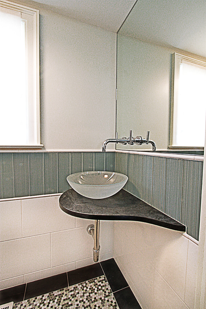 Modelo de cuarto de baño tradicional pequeño con lavabo sobreencimera, encimera de piedra caliza, paredes grises y suelo de mármol