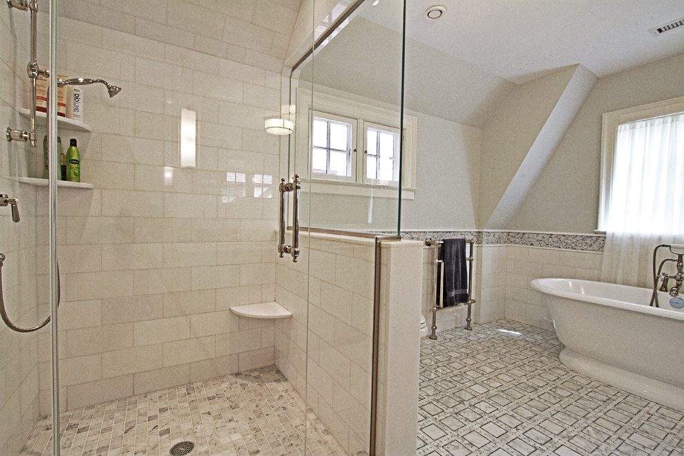 Modelo de cuarto de baño principal clásico con bañera exenta, paredes grises y suelo de mármol