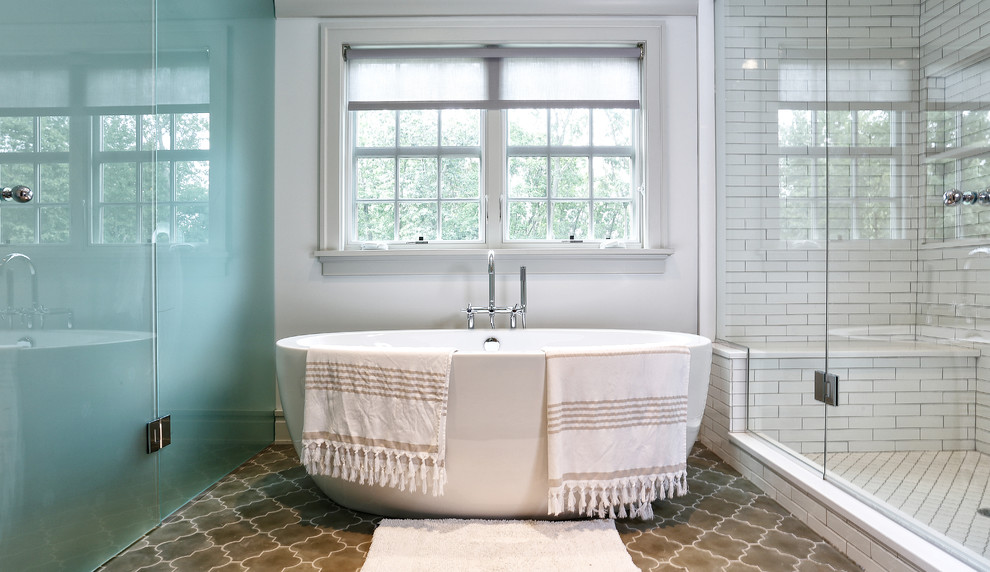 Стильный дизайн: ванная комната в стиле неоклассика (современная классика) с отдельно стоящей ванной, душем в нише, белой плиткой и плиткой кабанчик - последний тренд
