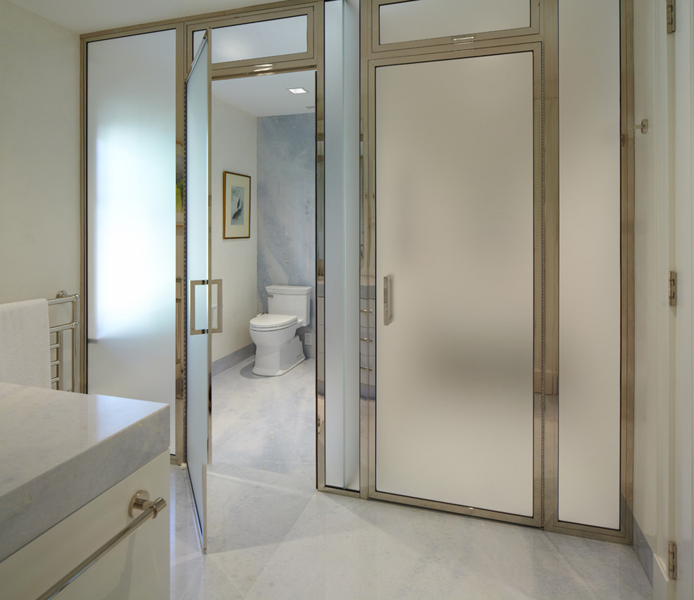 Diseño de cuarto de baño principal tradicional renovado extra grande con puertas de armario blancas, encimera de mármol, sanitario de dos piezas, baldosas y/o azulejos blancos, paredes blancas y suelo de mármol