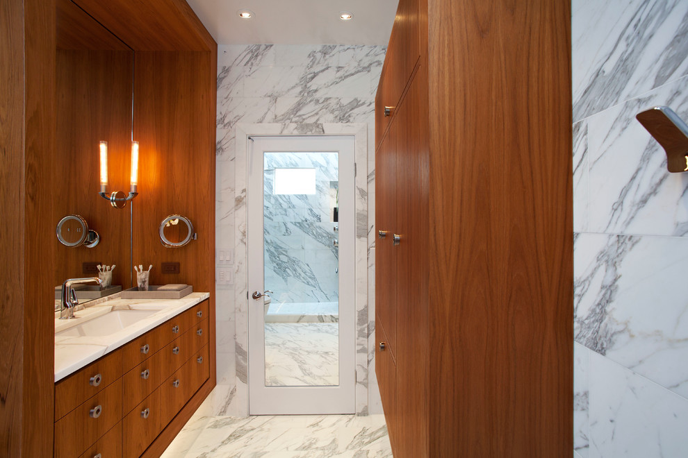 Inspiration för stora moderna vitt badrum med dusch, med marmorbänkskiva, släta luckor, skåp i mellenmörkt trä, grå väggar, marmorgolv, ett undermonterad handfat, marmorkakel och vitt golv