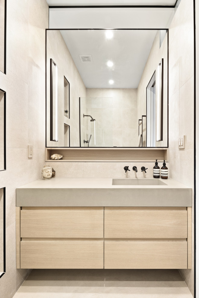 Inredning av ett modernt litet beige beige en-suite badrum, med släta luckor, skåp i ljust trä, en dusch i en alkov, en vägghängd toalettstol, beige kakel, porslinskakel, beige väggar, betonggolv, ett integrerad handfat, bänkskiva i betong, beiget golv och med dusch som är öppen