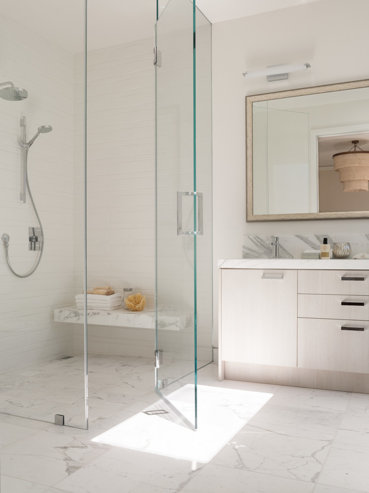 Imagen de cuarto de baño actual con armarios con paneles lisos, ducha esquinera, baldosas y/o azulejos blancos y banco de ducha