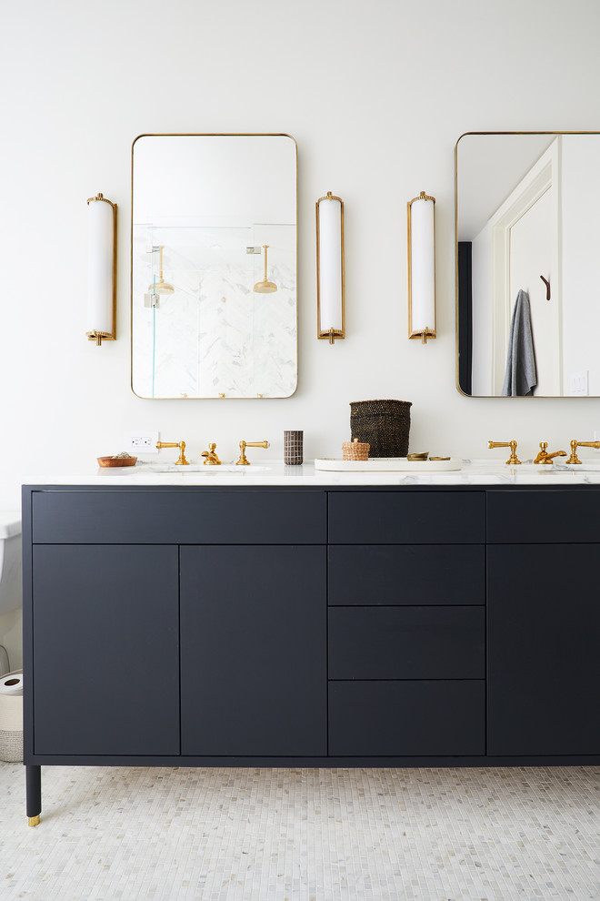 Источник вдохновения для домашнего уюта: главная ванная комната в скандинавском стиле с черными фасадами, белыми стенами, разноцветным полом, белой столешницей, зеркалом с подсветкой и плоскими фасадами