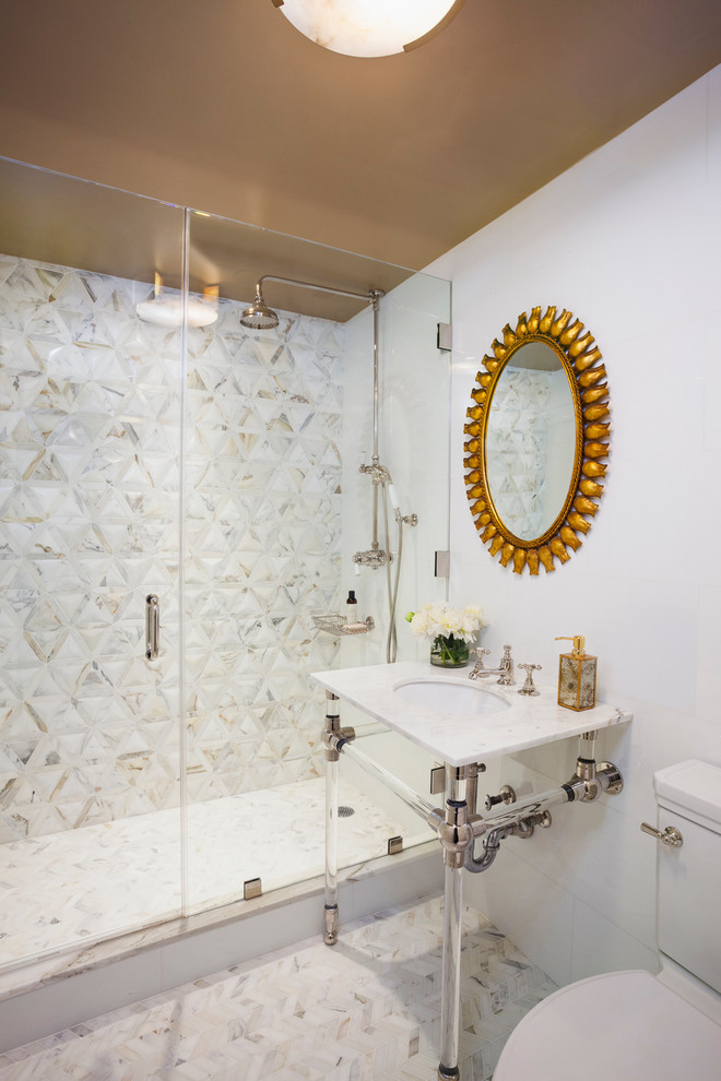 ニューヨークにある小さなトランジショナルスタイルのおしゃれなバスルーム (浴槽なし) (分離型トイレ、マルチカラーのタイル、白い壁、コンソール型シンク、開き戸のシャワー、アルコーブ型シャワー、モザイクタイル、白い床) の写真