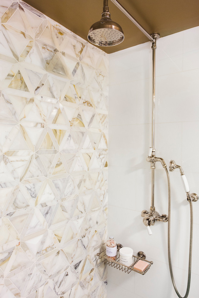 Imagen de cuarto de baño clásico renovado con sanitario de dos piezas, baldosas y/o azulejos multicolor, paredes blancas, aseo y ducha y lavabo tipo consola