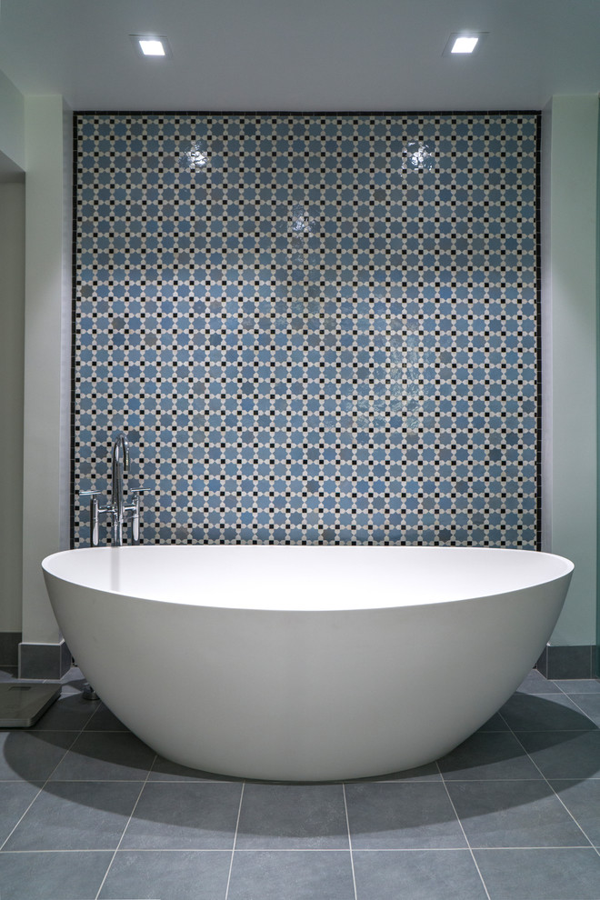 Свежая идея для дизайна: большая главная ванная комната в современном стиле с плоскими фасадами, белыми фасадами, отдельно стоящей ванной, открытым душем, унитазом-моноблоком, синей плиткой, терракотовой плиткой, белыми стенами, полом из керамической плитки, врезной раковиной, мраморной столешницей, серым полом и открытым душем - отличное фото интерьера