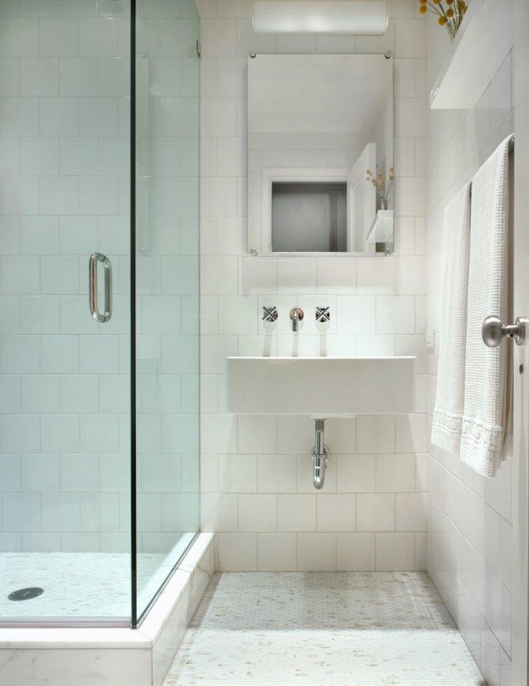 Diseño de cuarto de baño actual con baldosas y/o azulejos blancos
