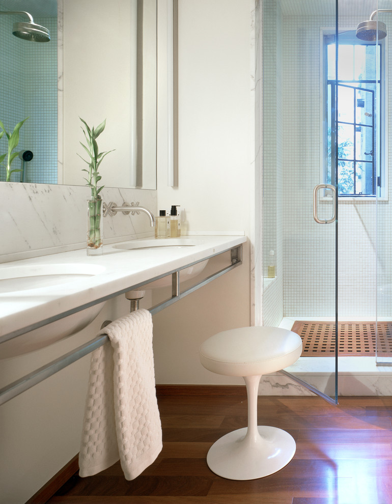 На фото: главная ванная комната в современном стиле с паркетным полом среднего тона
