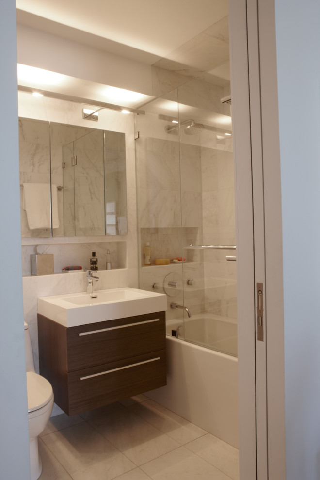 Immagine di una stanza da bagno design con vasca ad alcova, vasca/doccia e porta doccia a battente