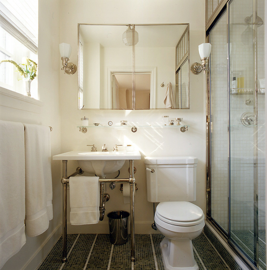 Example of an eclectic bathroom design in New York