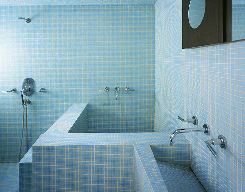 Réalisation d'une grande salle de bain principale minimaliste avec un carrelage bleu, mosaïque, un mur bleu, un sol en carrelage de terre cuite, un lavabo intégré et un sol bleu.