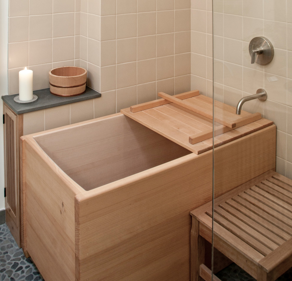 На фото: ванная комната среднего размера в современном стиле с душевой кабиной с