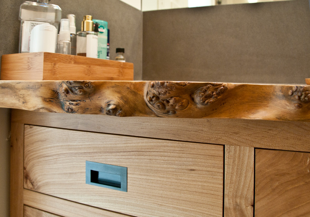 Inspiration för moderna badrum med dusch, med skåp i ljust trä och träbänkskiva