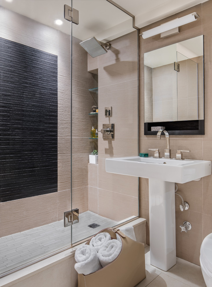 Стильный дизайн: ванная комната в стиле неоклассика (современная классика) с душем в нише, бежевой плиткой, раковиной с пьедесталом, бежевым полом и душем с распашными дверями - последний тренд