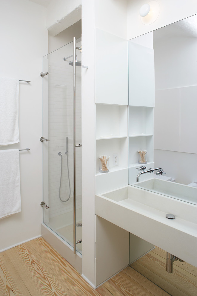 Foto de cuarto de baño rectangular actual con armarios abiertos, puertas de armario blancas, ducha empotrada, sanitario de pared, baldosas y/o azulejos blancos, baldosas y/o azulejos de cerámica y lavabo de seno grande