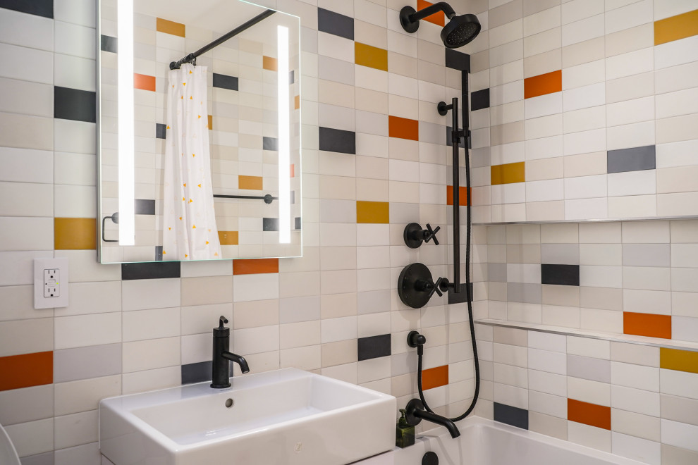 Идея дизайна: большая детская ванная комната в современном стиле с плоскими фасадами, белыми фасадами, накладной ванной, унитазом-моноблоком, разноцветной плиткой, керамической плиткой, черными стенами, полом из керамической плитки, раковиной с пьедесталом, столешницей из искусственного кварца, разноцветным полом, шторкой для ванной, белой столешницей, нишей, тумбой под одну раковину, напольной тумбой и кессонным потолком