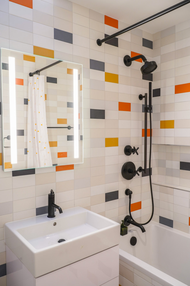 Пример оригинального дизайна: большая детская ванная комната в современном стиле с плоскими фасадами, белыми фасадами, накладной ванной, унитазом-моноблоком, разноцветной плиткой, керамической плиткой, черными стенами, полом из керамической плитки, раковиной с пьедесталом, столешницей из искусственного кварца, разноцветным полом, шторкой для ванной, белой столешницей, нишей, тумбой под одну раковину, напольной тумбой и кессонным потолком