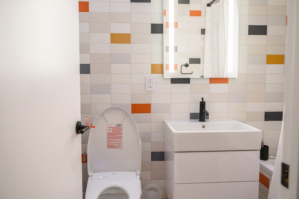 Стильный дизайн: большая детская ванная комната в современном стиле с плоскими фасадами, белыми фасадами, накладной ванной, унитазом-моноблоком, разноцветной плиткой, керамической плиткой, черными стенами, полом из керамической плитки, раковиной с пьедесталом, столешницей из искусственного кварца, разноцветным полом, шторкой для ванной, белой столешницей, нишей, тумбой под одну раковину, напольной тумбой и кессонным потолком - последний тренд