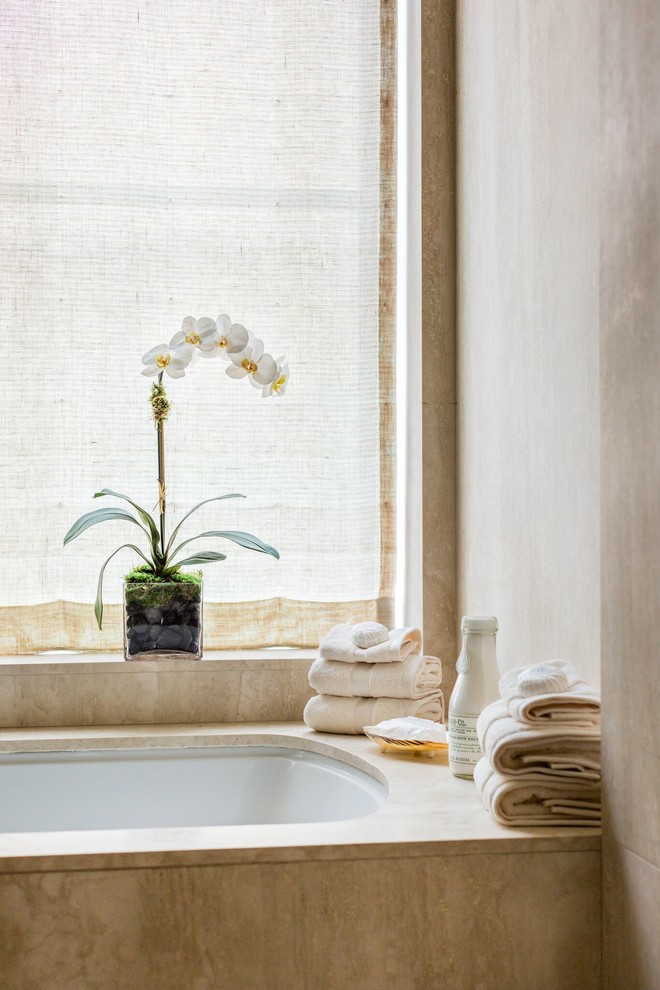 На фото: ванная комната в современном стиле с полновстраиваемой ванной и бежевыми стенами