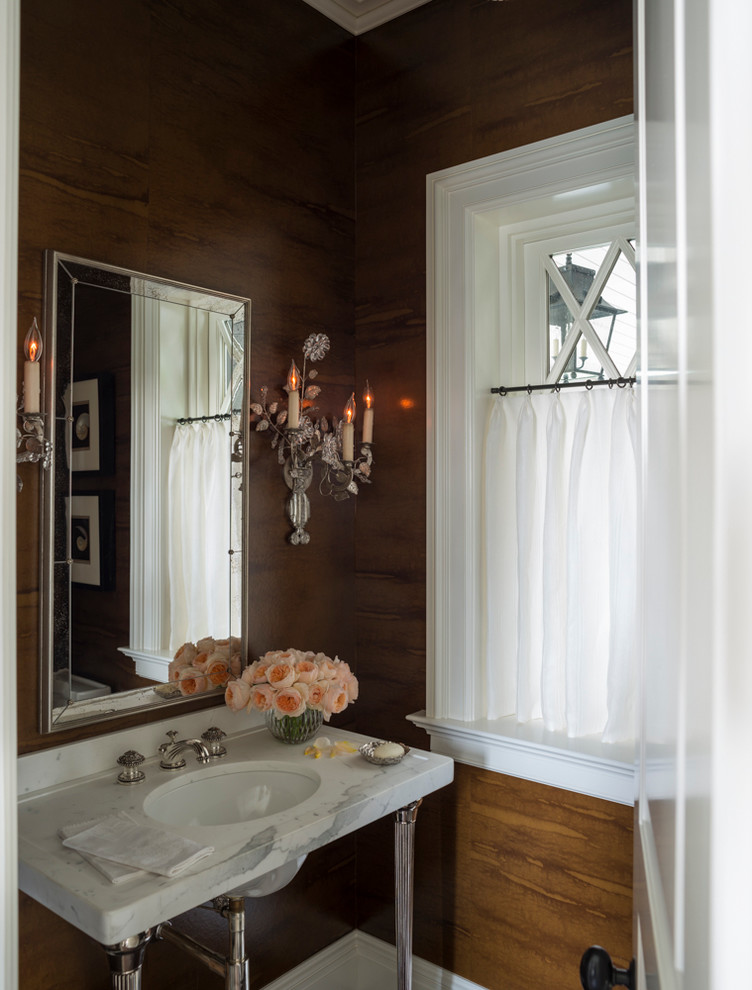 Idée de décoration pour une petite salle de bain tradition avec un plan vasque, un plan de toilette en marbre, un carrelage blanc et un mur marron.