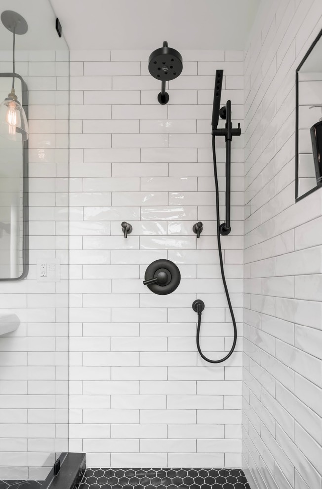Ispirazione per una piccola stanza da bagno con doccia classica con doccia aperta, piastrelle bianche, piastrelle in ceramica, pavimento con piastrelle in ceramica, lavabo a colonna, pavimento nero e doccia aperta